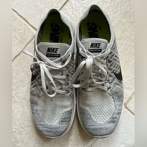 Nike Men's Light Gray Athletic Shoes